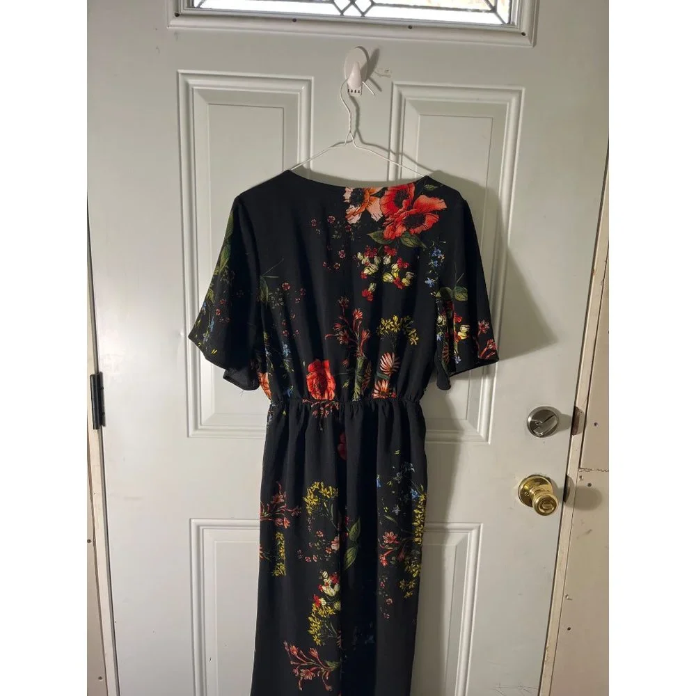 Bailey Blue woman’s v-neck black floral shirt sleeved one piece size medium.